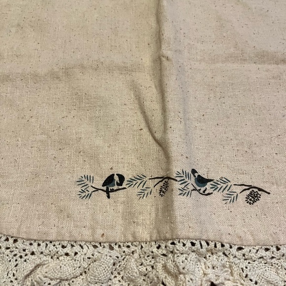 Table doily with birds on - Picture 4 of 4